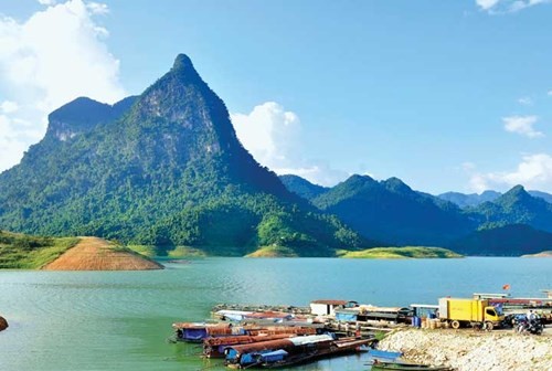 La montagne de Thac Bac surplombe le lac 